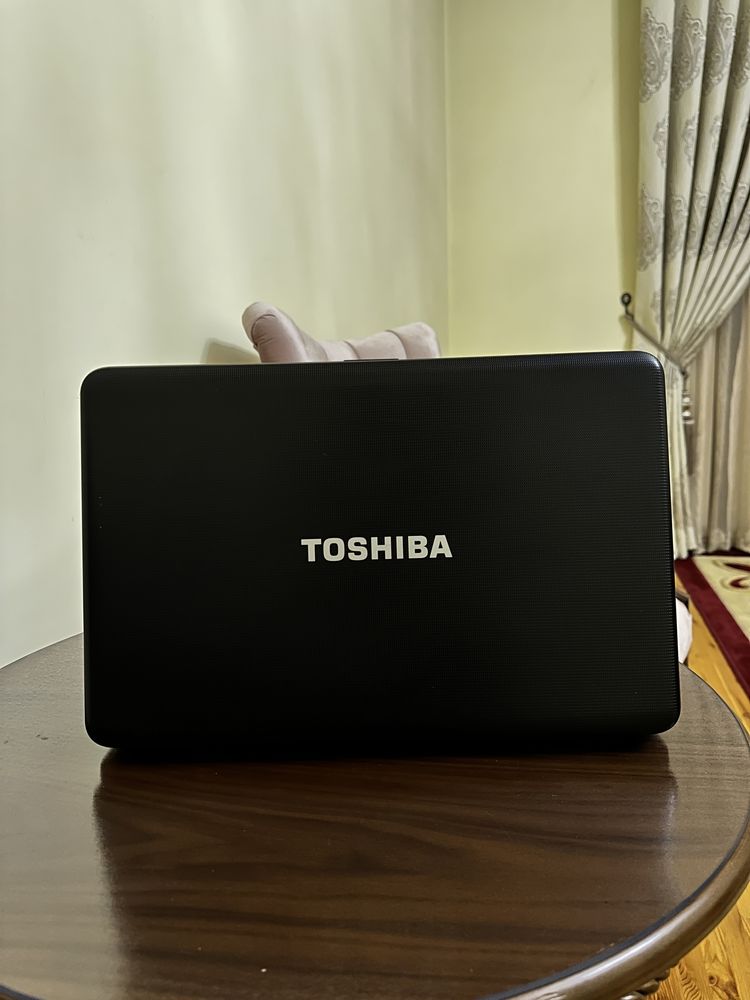 Продоестя ноутбук Toshiba