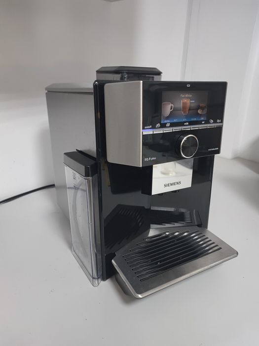 Espresor Siemens EQ 9 Plus ExtraKlasse cu ecran color si cana lapte
