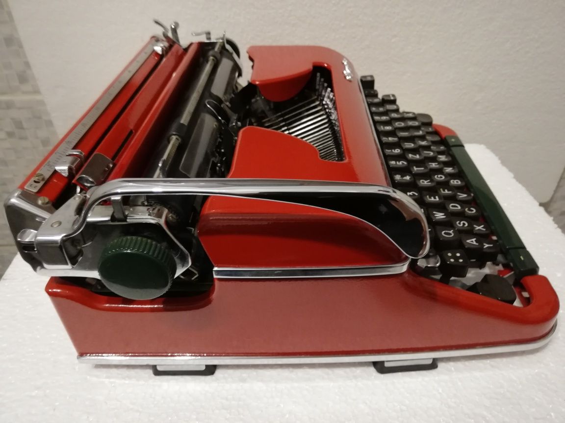 Mașina de scris Olympia carmin