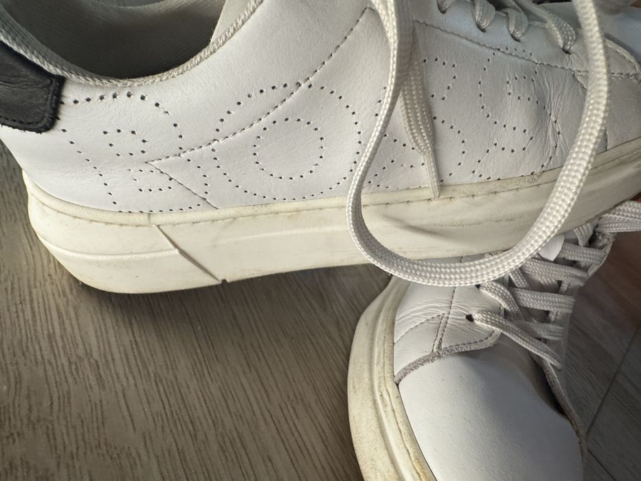 Sneakers Boss maimes 37 copii