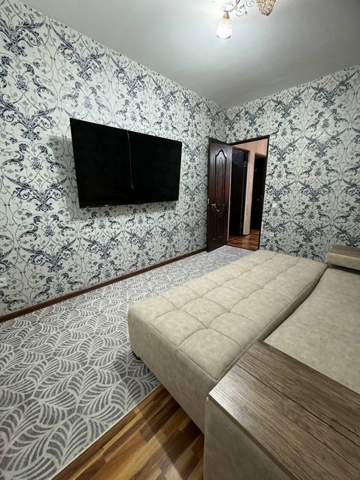 Srochno Qorasuv-6 da 2 xonali uy sotiladi.