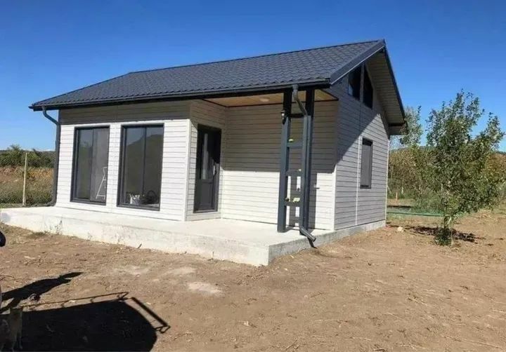 Vând case pe structura metalica