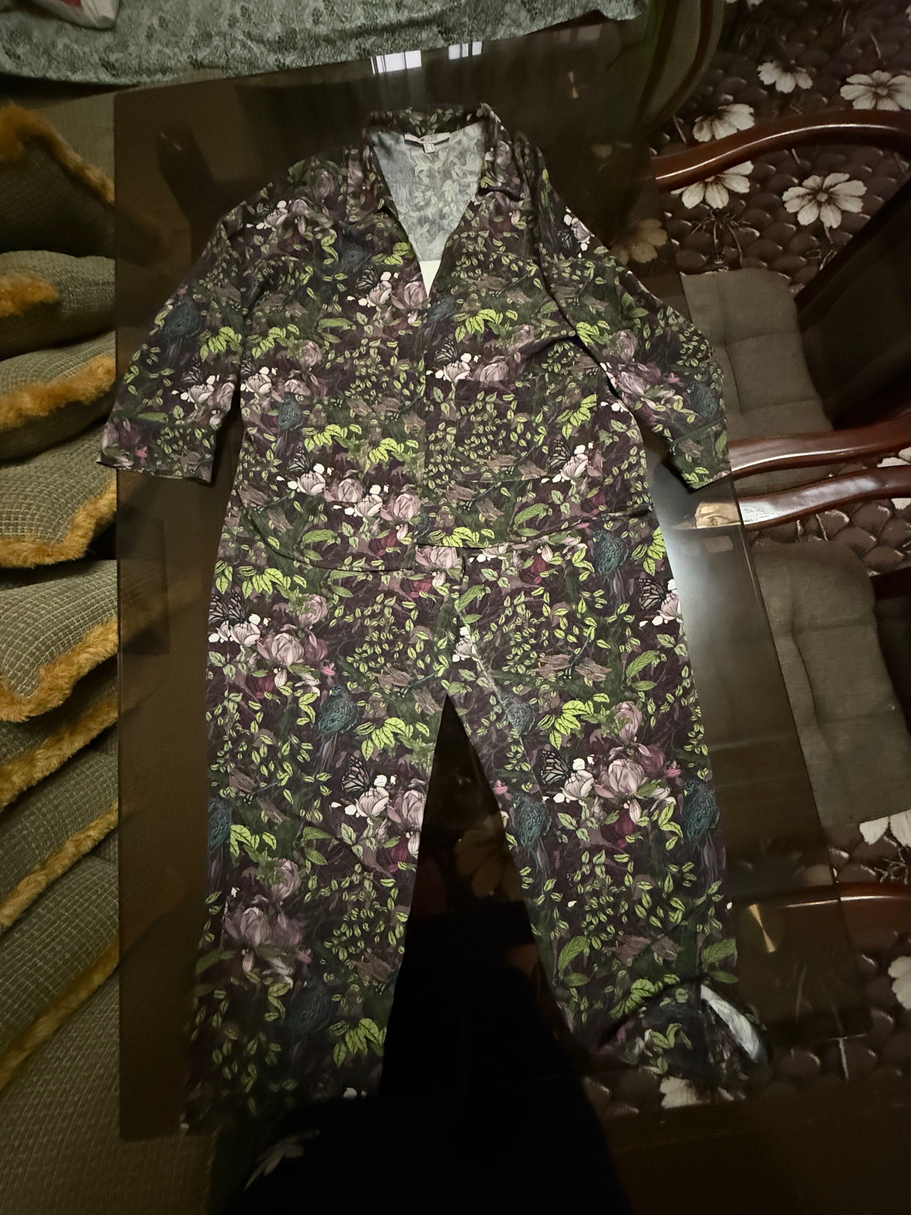 Костюм легкий пиджак и брюки , красивый яркий
