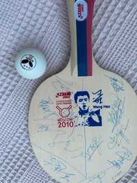 Ракетка (с шариком) с автографами чемпионов и призёров ЧМ-2010