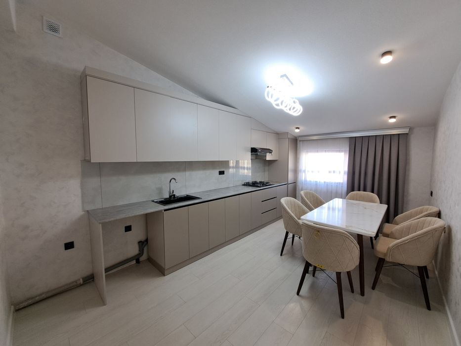 3 xonali kvartira sotiladi + katta hall