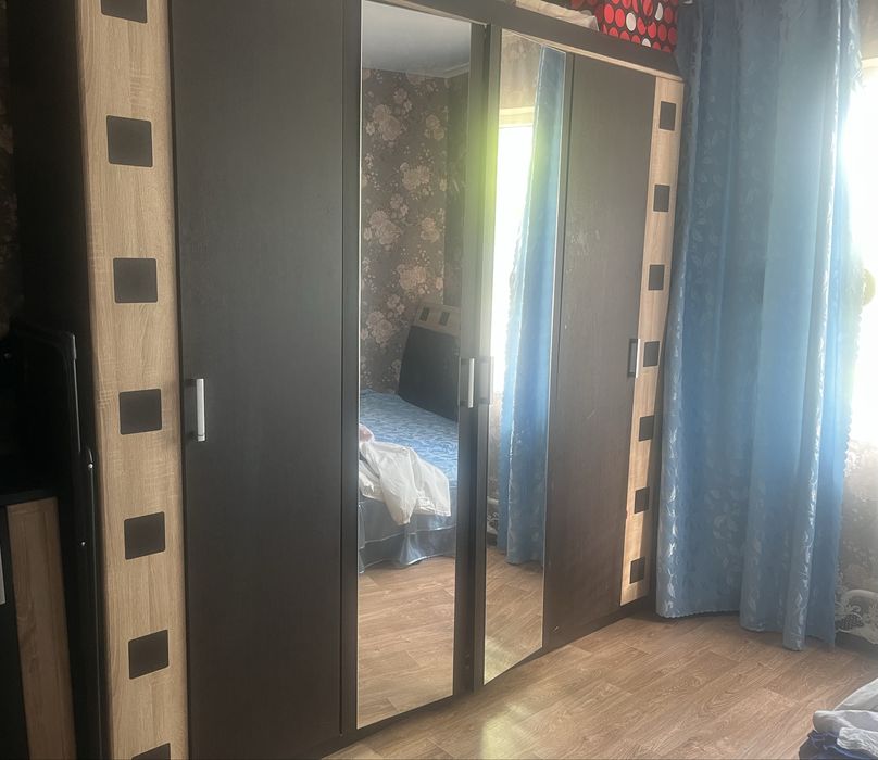 Продам гарнитур шкаф диван и 2 тумбочки.состояние хорошое цена 55 тыс