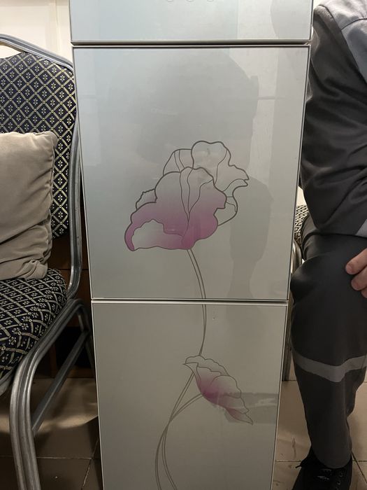 Продам кулер для воды ,компактный со шкафчиком в нижней части