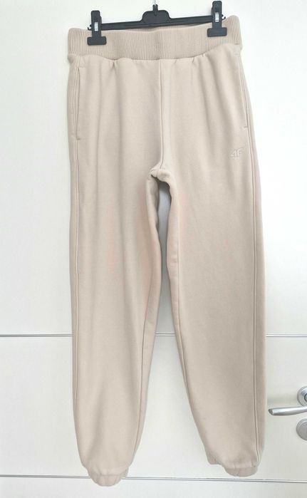 Costum călduros pentru dama : hanorac și pantaloni