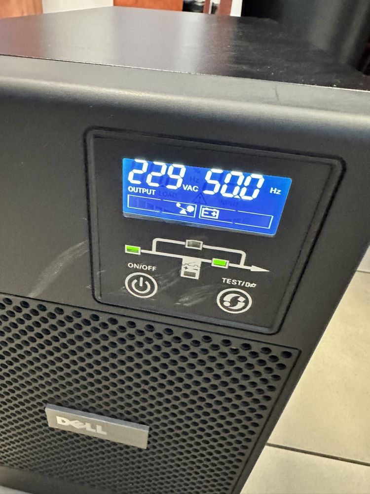 UPS 3000 VA 2700 Watts работещ с нови батерии