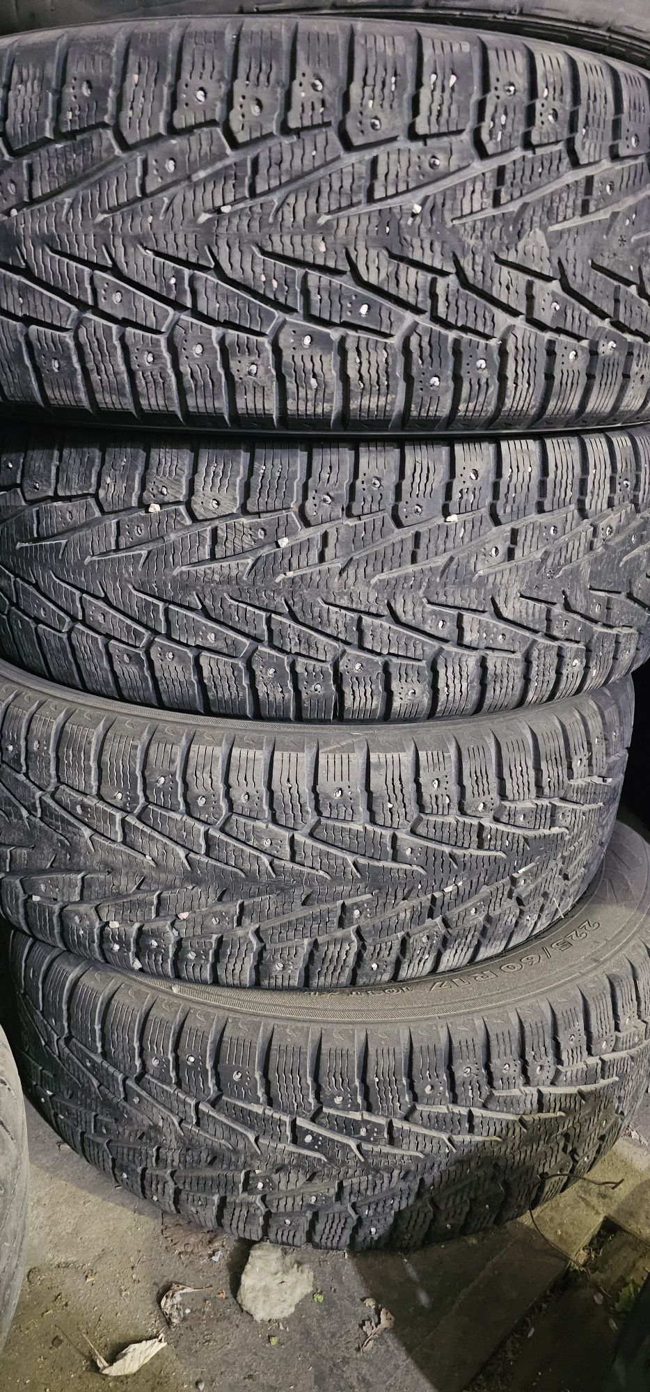 Продам комплект зимних шин nokian 225x60x17