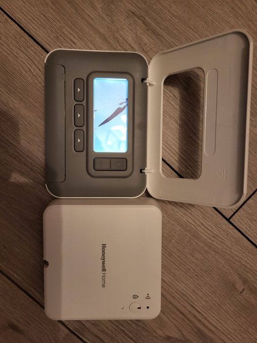 Vând Honeywell T3 wifi display spart