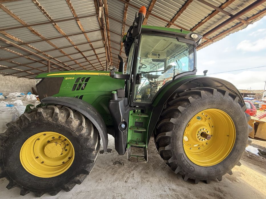 John Deere 6215R