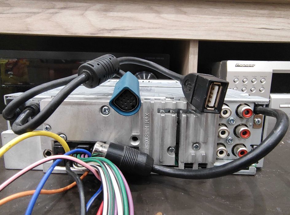 Висок клас ALPINE CDE-9880R USB / CD / MP3