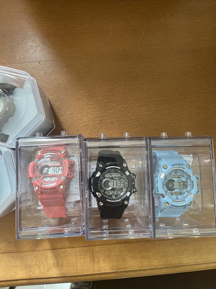 Различни модели часовници на добри цени ,на едро