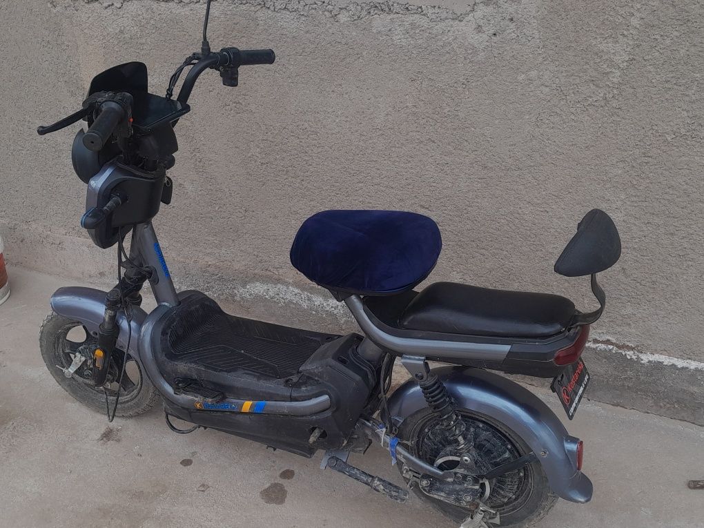 Skutr kastoreka modeli tezligi 35 40 km soat