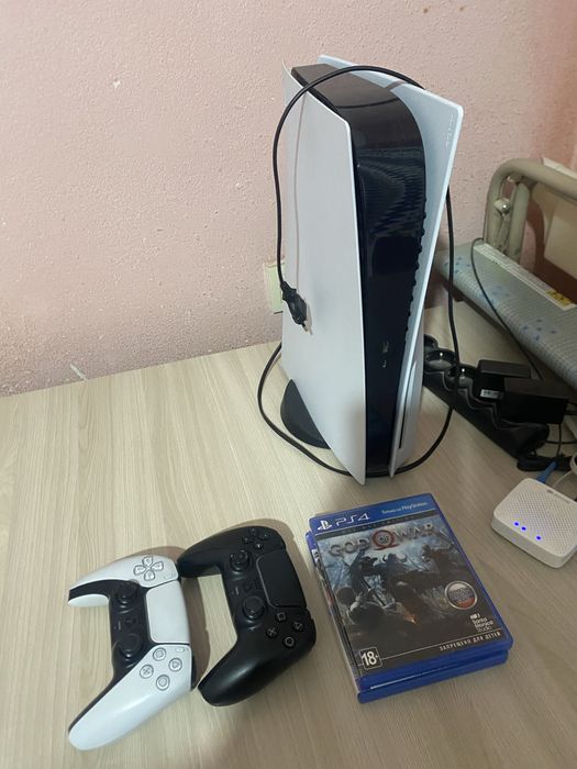 PlayStation 5 с двумя джойстиками и играми