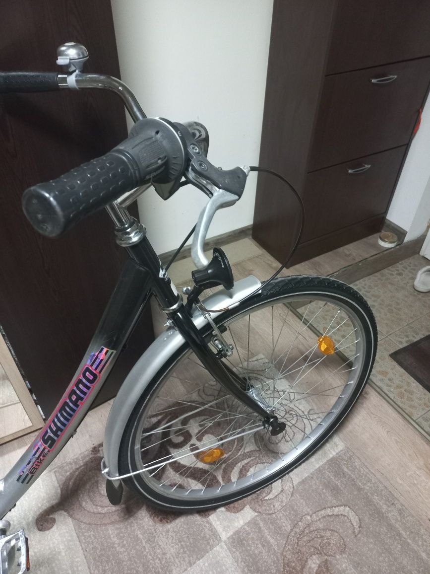 Vând bicicleta cu roti de 28