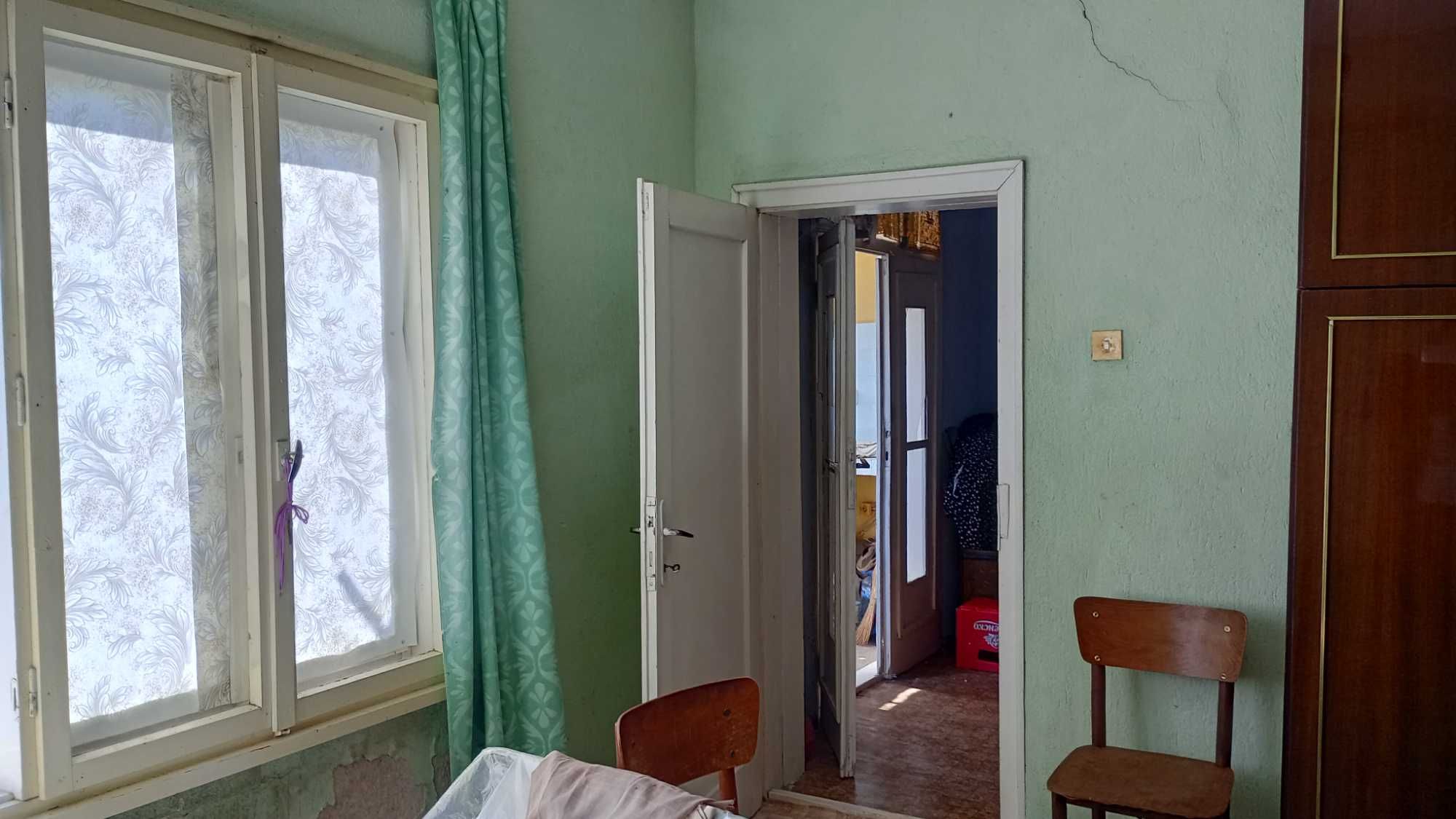 Продавам двуетажна къща с 3300 кв. м. с. Младиново, общ. Свиленград