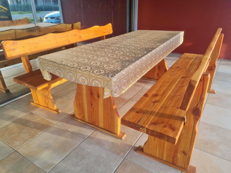 Дървена Маса с варниш 2м дължина на 80см широчина с две пейки