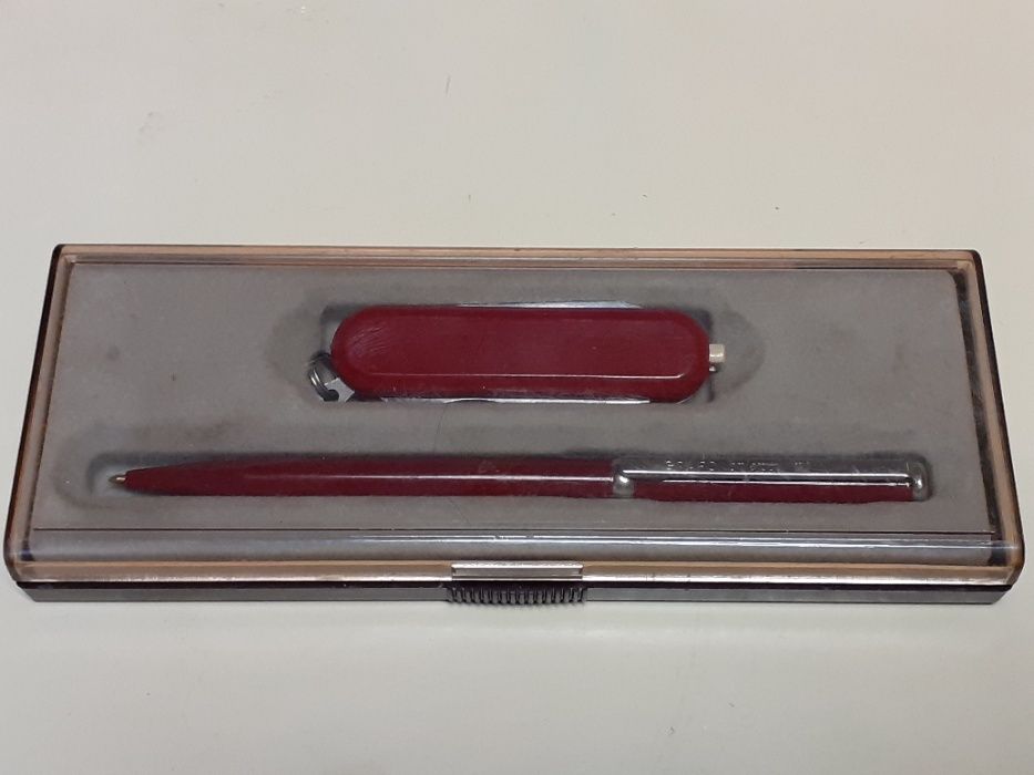 Кутия, комплект химикалка и ножче с 4 инструмента.