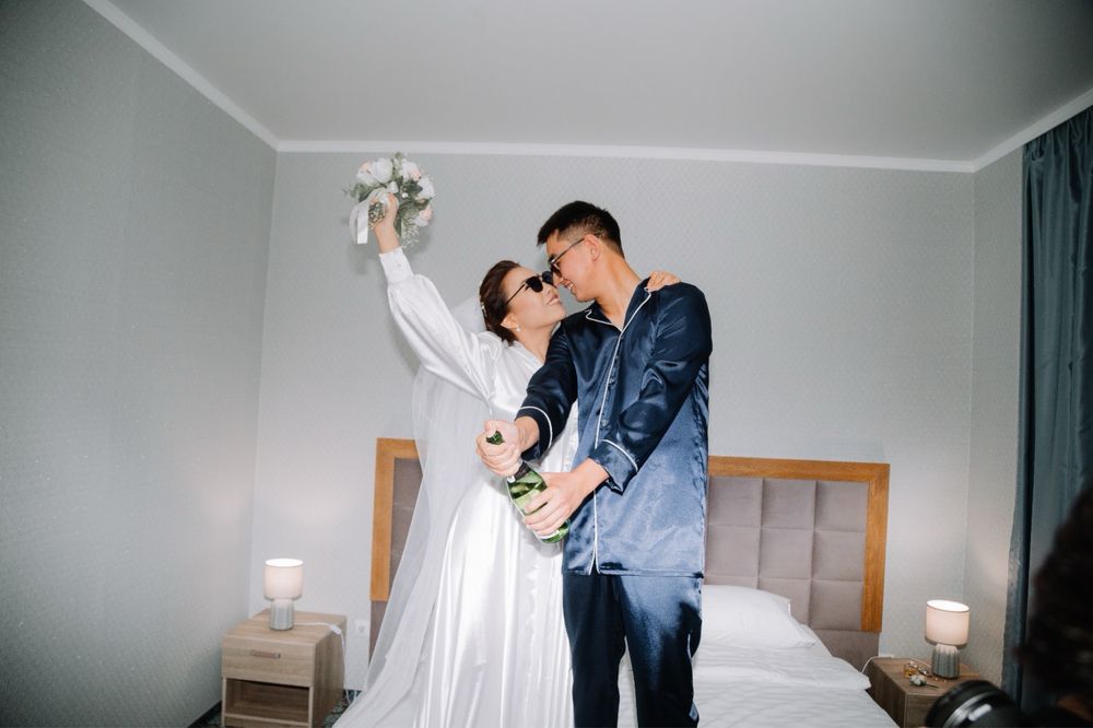 Атласный халат для свадебной фотосесии