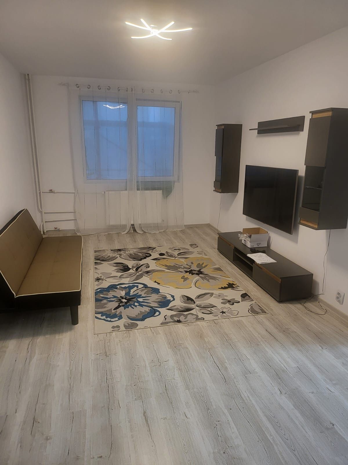 Închiriez apartament cu 3 camere