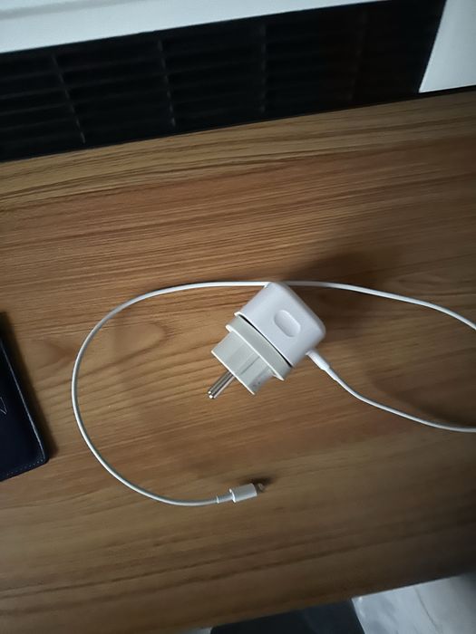Продается оригинальня зарядка для iphone