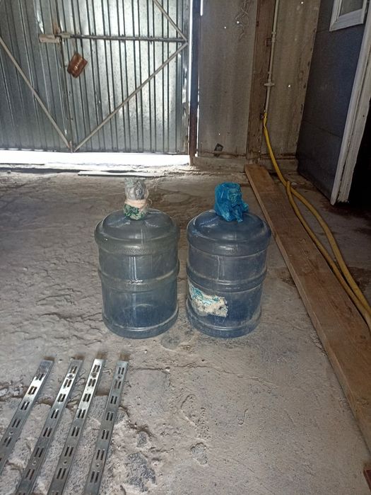 Продам большие бутылки 18,9 л