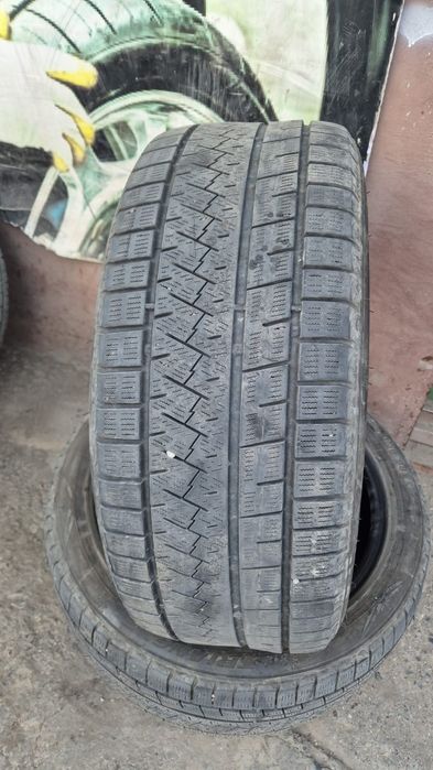 Шина 235/45/18.  Зимный