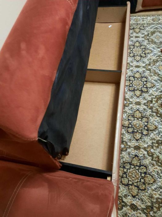 Ъглов диван в керемидено червено с функция сън и ракла