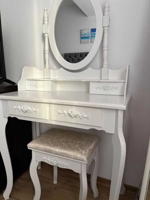 Vând măsuță make-up + scaun stare excelenta