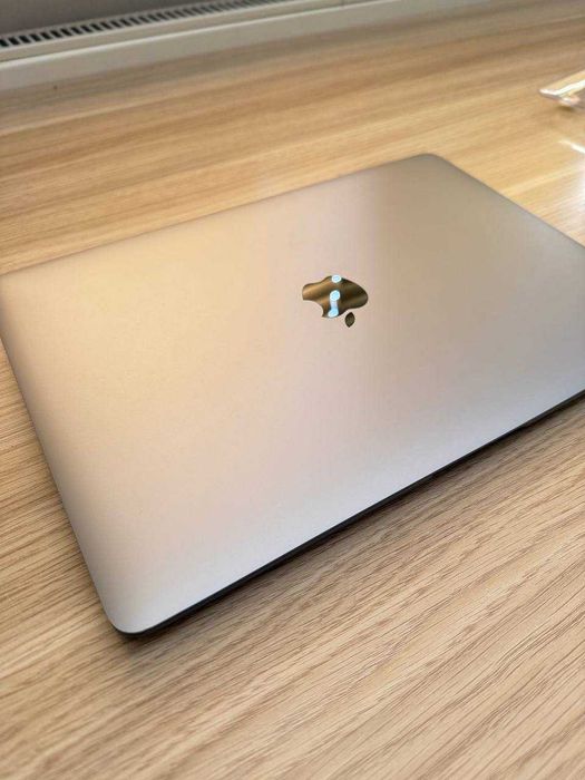 MacBook Air 2020 (8GB / 256GB, M1, Space Gray) — в отличном состоянии!