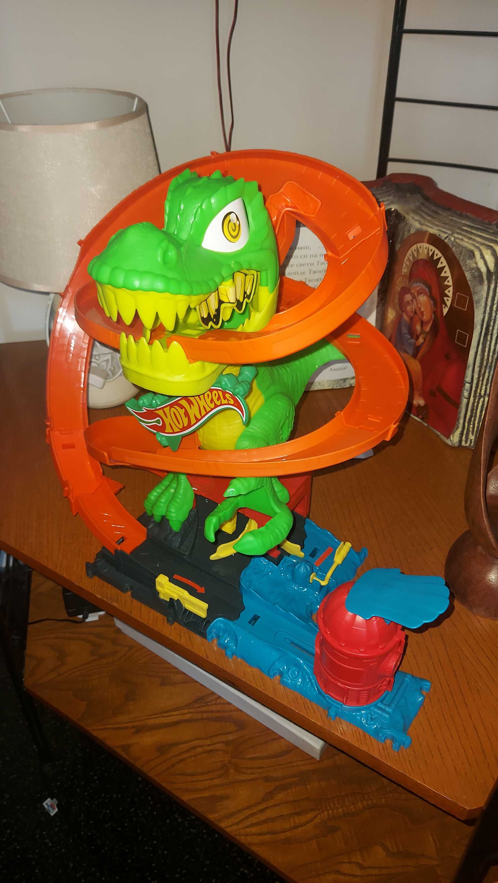 Писта Hot Wheels t-rex