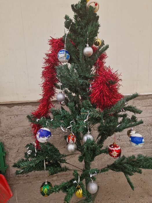 Срочно продам ёлку с игрушками 140см