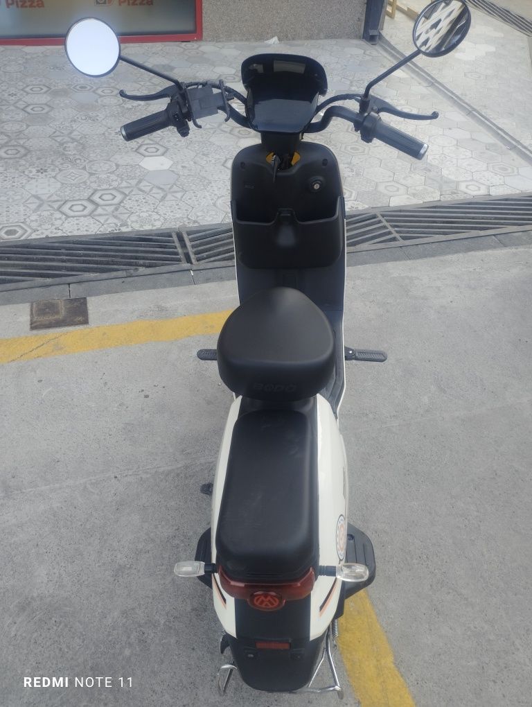 Skuter Bodo sotiladi. Mator 500v. Yurishi 55-60 km. Tezligi 40 km/soat