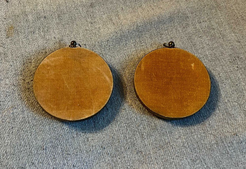 Set doua miniature cameo sculptate in rame rotunde vechi din alama