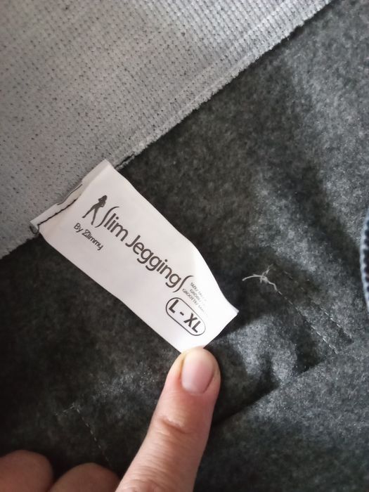 Pantaloni femei,noi,model blugi,cu capstuseala pe dinăuntru.