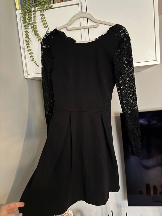 Къса черна рокля с дантела About you