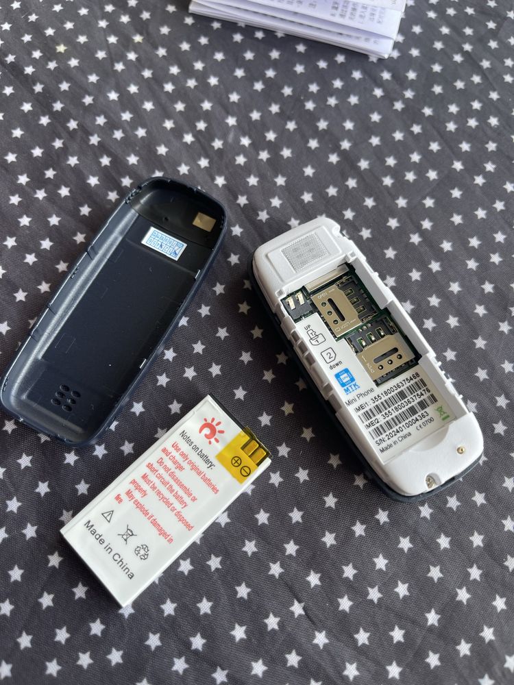 Най-малкият телефон в света с две сим карти