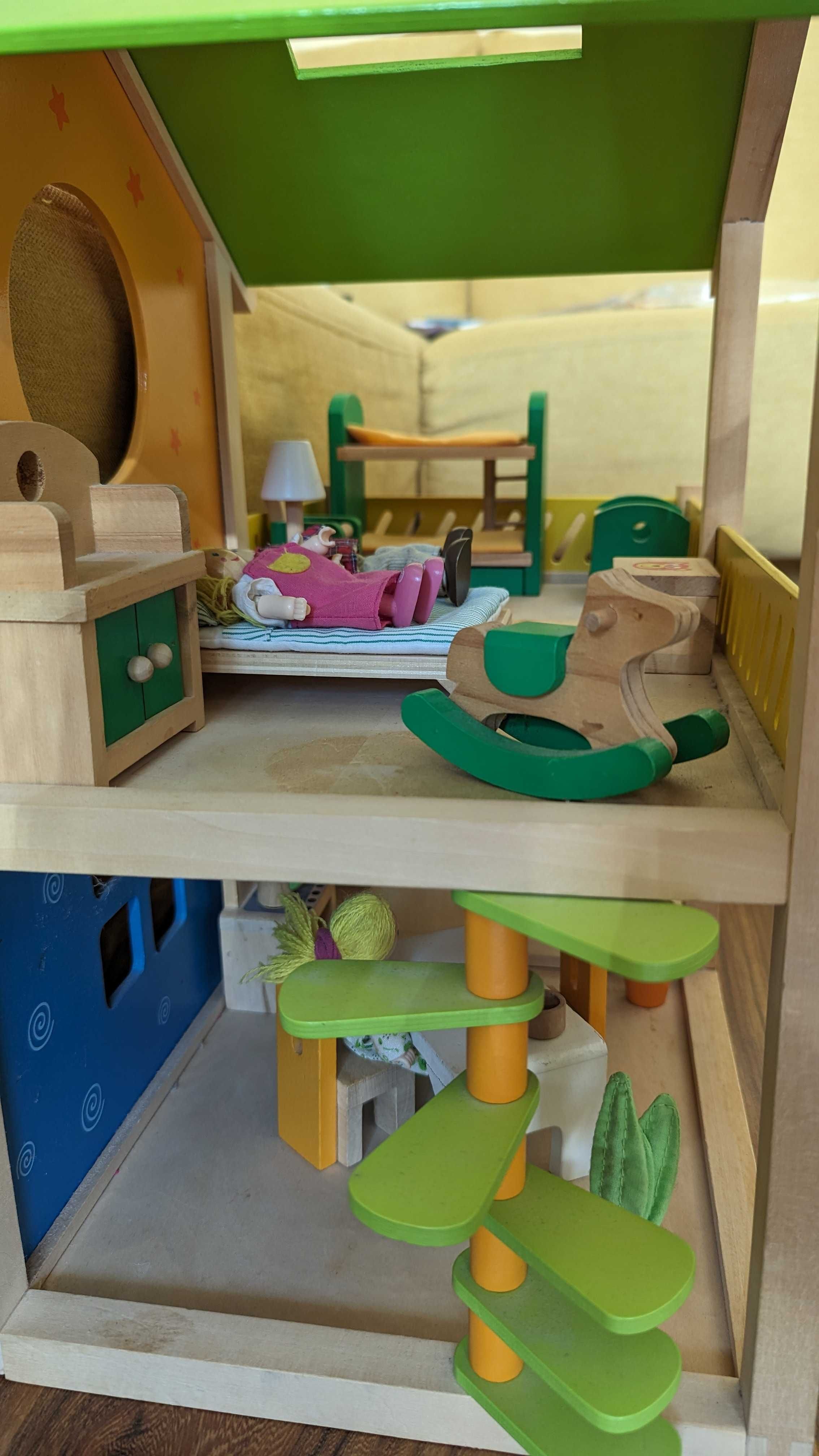 Дървена къщичка с мебели и кукли
