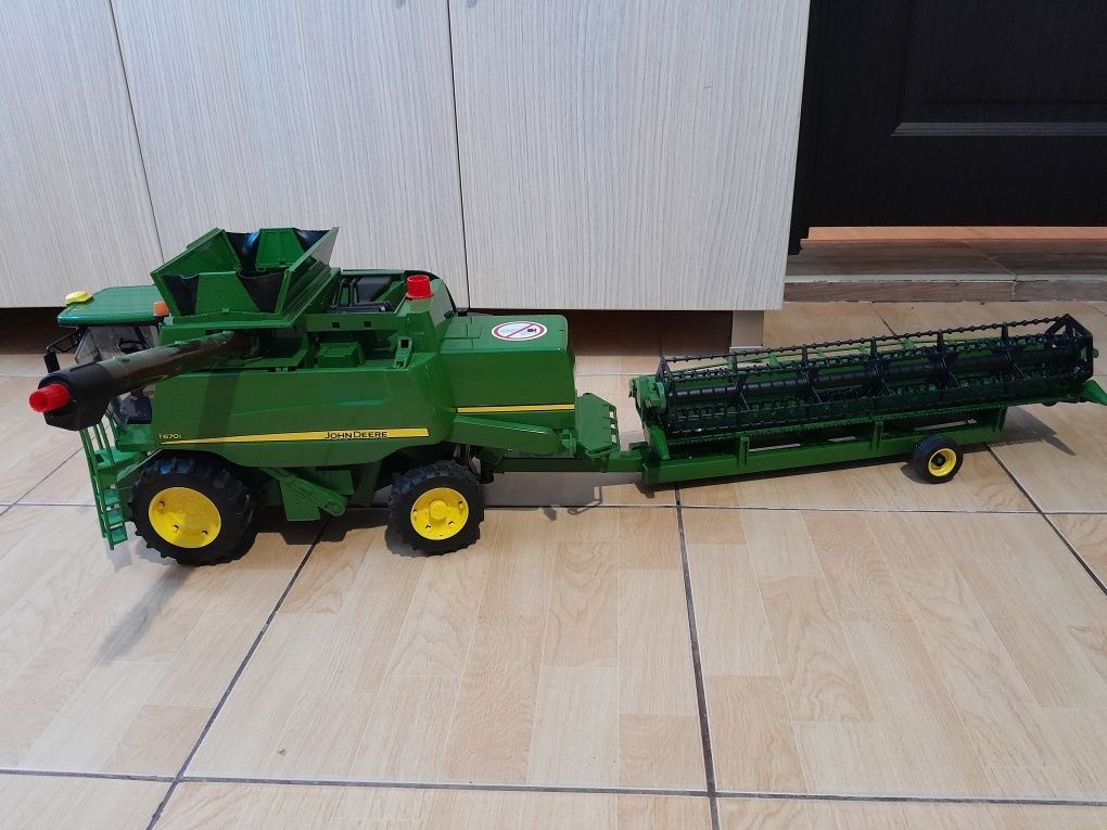 Vând Combină John Deere .