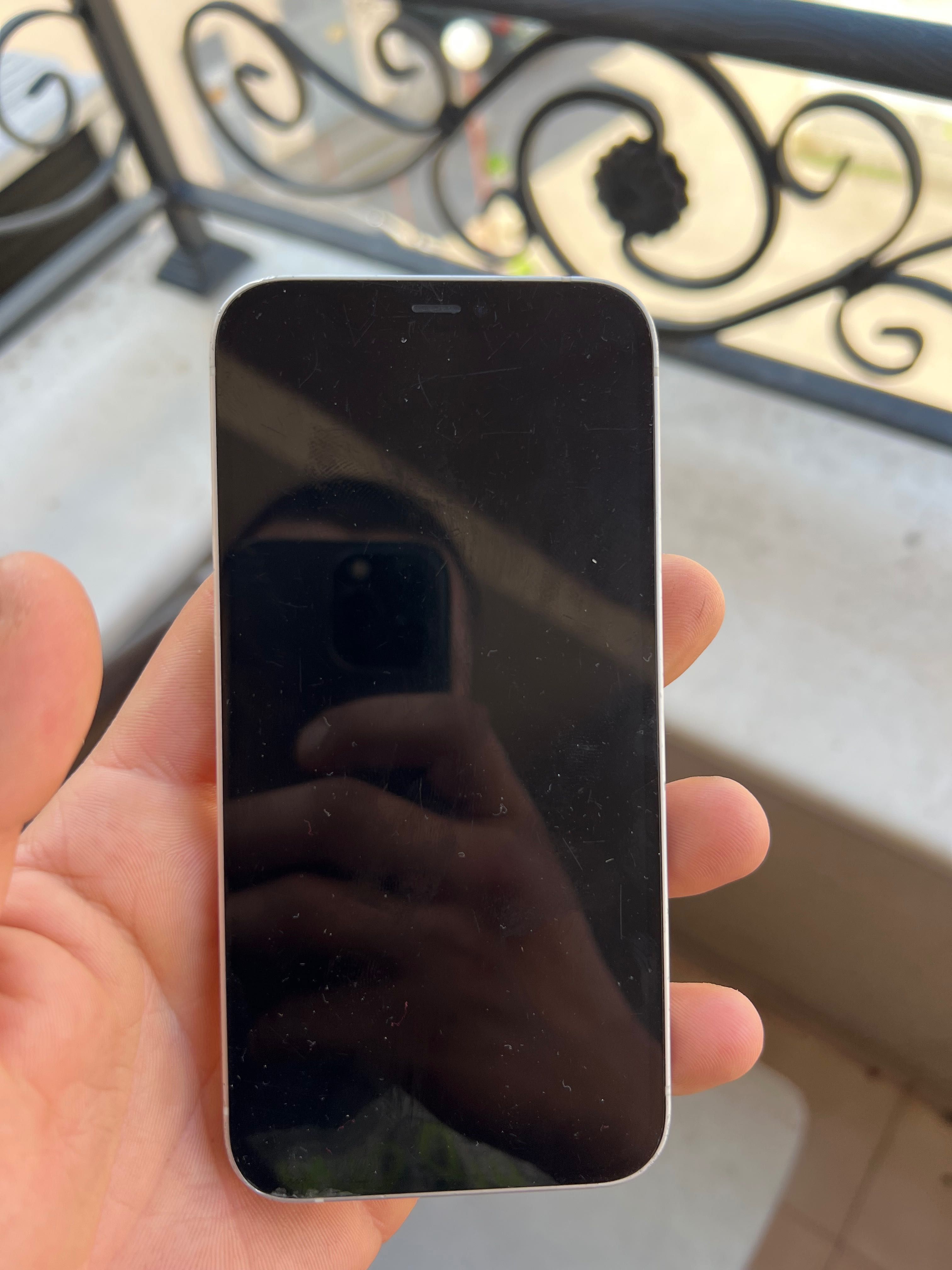 iPhone 12 батерия