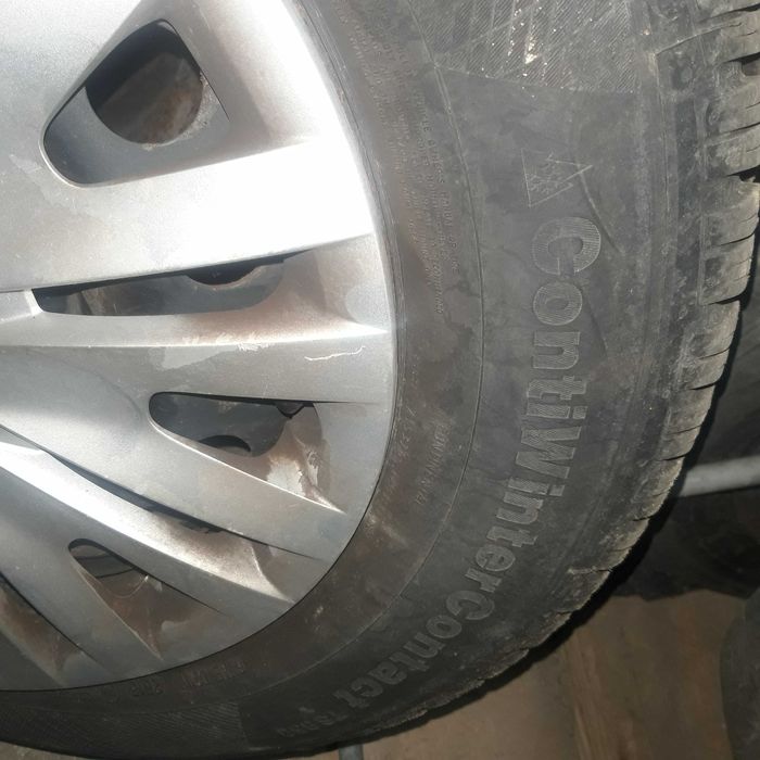 Гуми с джанти и оригинални тасове