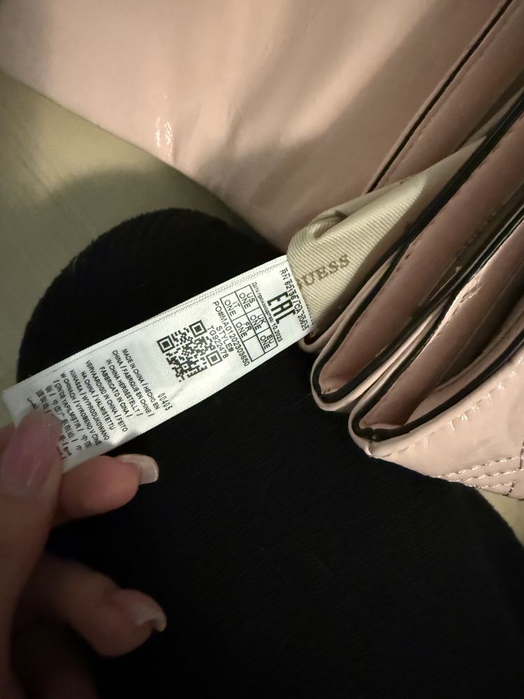 Уникална чанта Guess