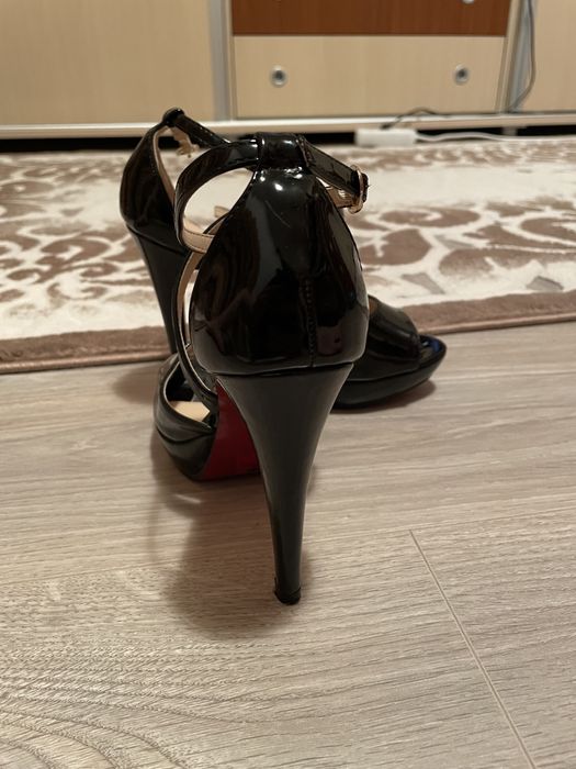 Vând sandale, marime 36