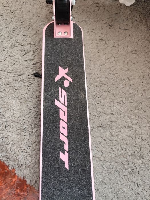 De vânzare trotineta  fetițe noua