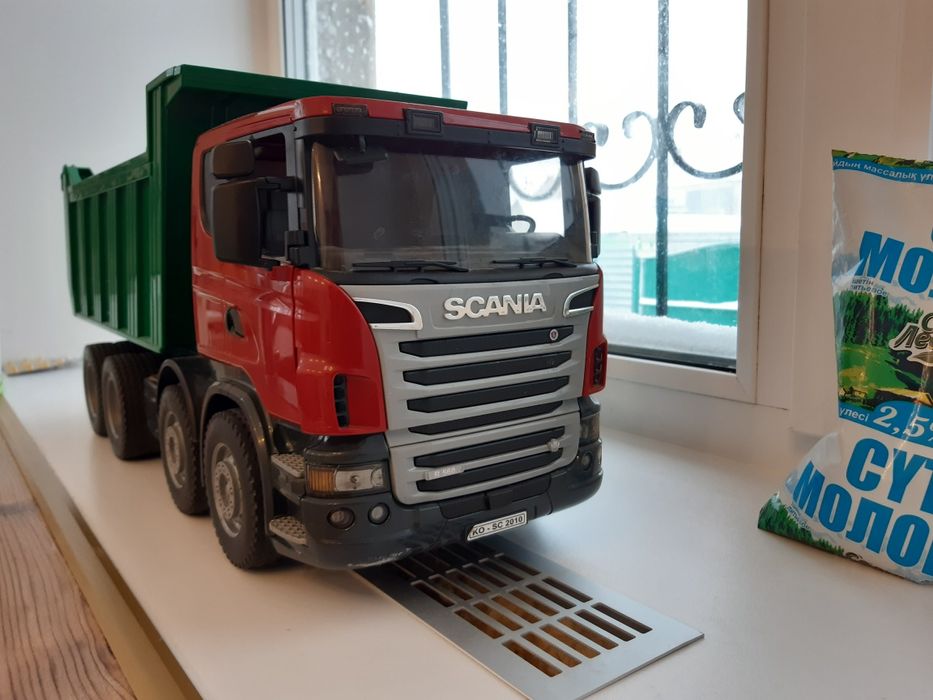 Модель машинка 1:16