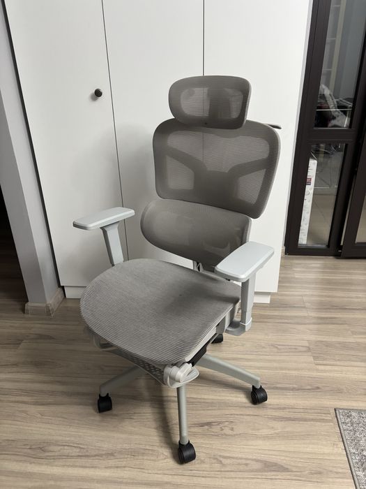 Офисное кресло с подставкой для ног