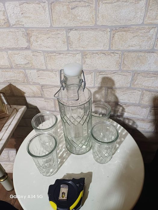 Странна Бутилка със чаши