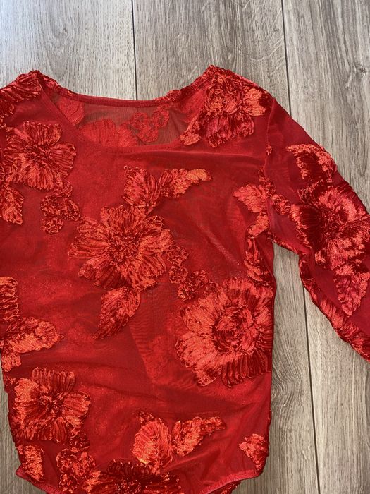 Червено боди с Релефна декорация